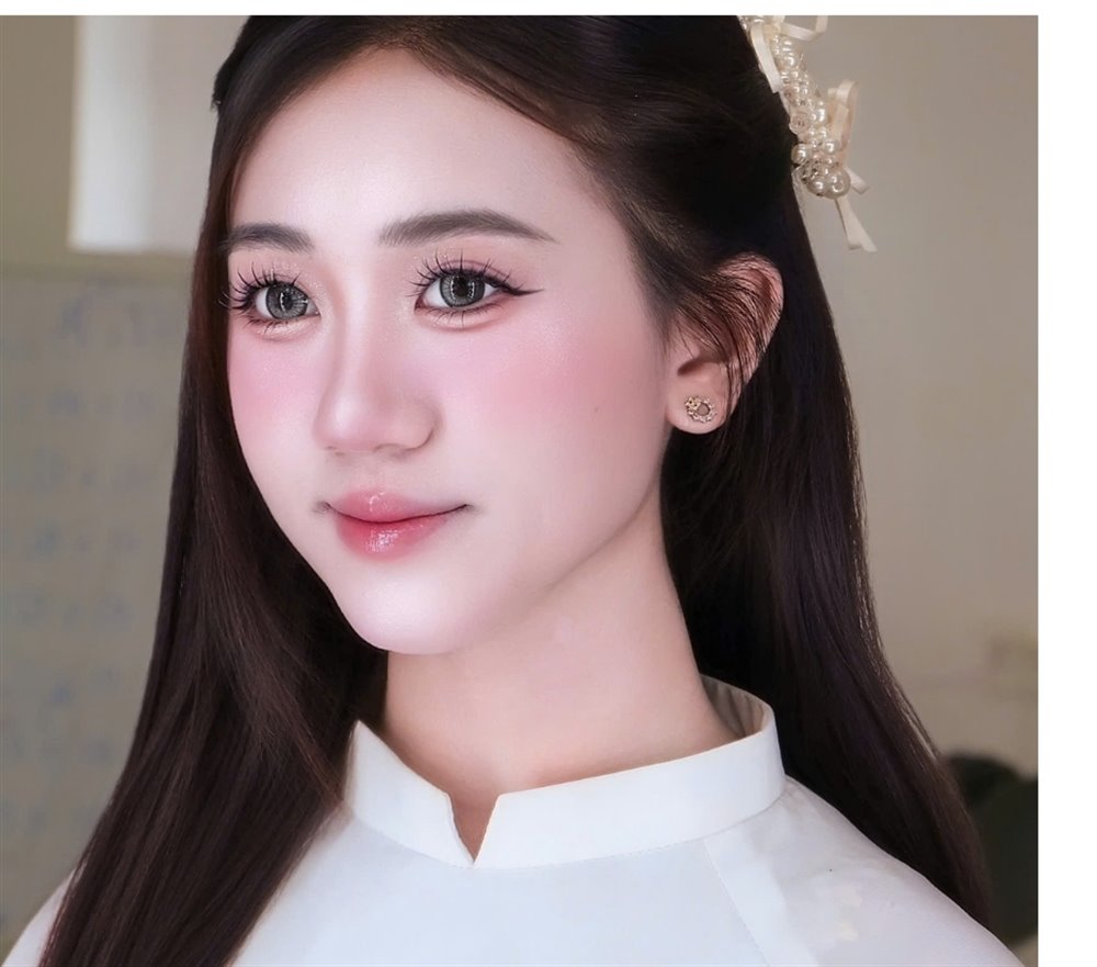 Trang Kami trong một buổi trang điểm cô dâu
